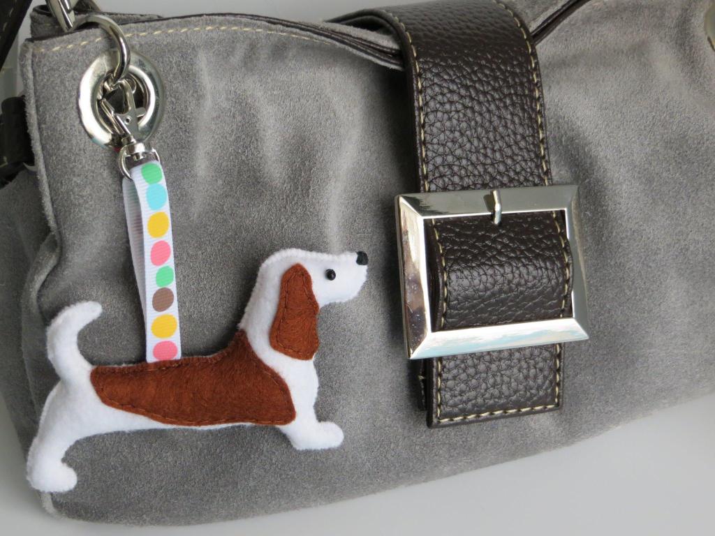 #MHHSBD 𝗕𝗮𝘀𝘀𝗲𝘁 𝗛𝗼𝘂𝗻𝗱 𝗕𝗮𝗴 𝗖𝗵𝗮𝗿𝗺 👜 Bling up your dog walk bag with man or woman's best friend! Made from felt, each piece is hand drawn, cut & sewn by me. Other Kennel Club breeds available in my Etsy Shop - see below 🐕 #earlybiz