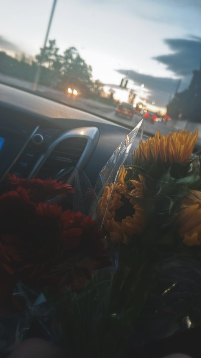 rustipeach's tweet photo. He surprised me with anniversary flowers after my gym session 🖤 https://t.co/NoMUG7HGW2