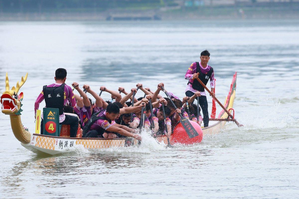 GlobalDiscover4's tweet photo. As the Dragon Boat Festival approaches, From May 24th to 25th, the 2024 China Dragon Boat Open Championship (#Guangdong ·Qingyuan Station) is kicking off.

This event attracted 20 top professional teams and 12 local teams from all over the country, with a total of 32 teams participating. 

Wei Wei, director of the Competition and Referee Committee of the Chinese Dragon Boat Association and technical representative of the 2024 China Dragon Boat Open (Guangdong #Qingyuan Station), told us that this is not only a grand event of sports competition, but also a display of cultural heritage. #DragonBoat @ChineseCGMumbai