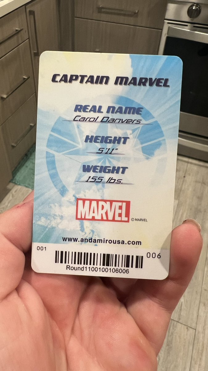 Someone at marvel needs to get their shit together because there’s no way Carol is 5’11” and weighs the same as my 5’6”ass 😂