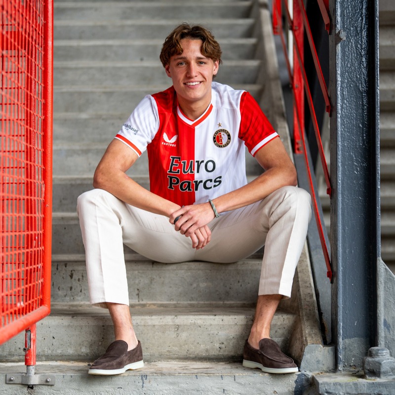 Feyenoord's tweet photo. Tobias van den Elshout, gefeliciteerd met je eerste contract! ✍️

‘Een mooie stap en een mooi moment om mee te maken met mijn familie’

#VarkenoordView