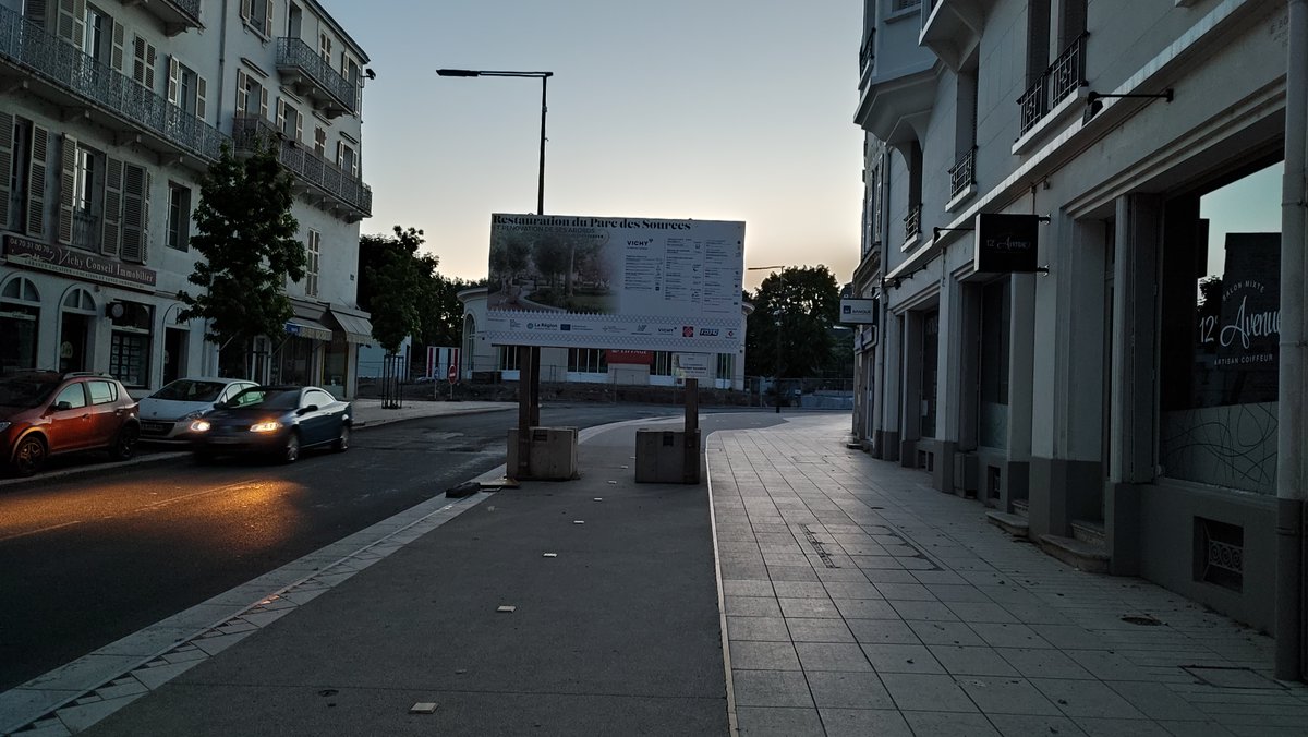 Dites, <a href="/VilleDeVichy/">Ville de Vichy</a>, vous pourriez pas déplacer ce panneau quelques mètres vers la gauche ? Merci.