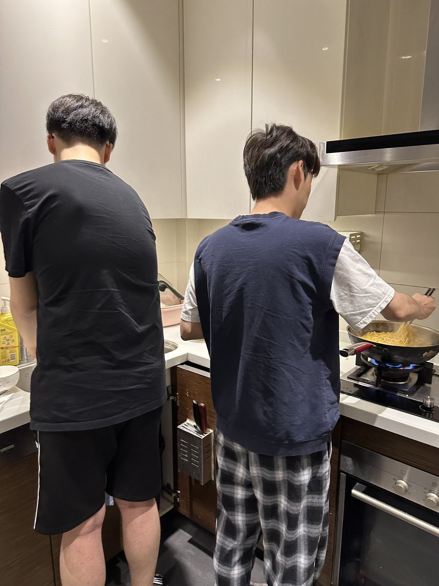 Younger brother is cooking delicious food for his brothers😚