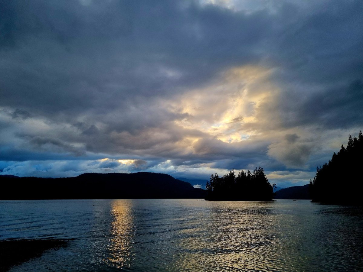 Een zwaar bewolkte dag sloot met een beetje kleur af. Fijne zaterdag😀 #natuur #landschap #lente #Canada #BC #HarrisonHotSprings #Mountains #Lake #zonsondergang #mooieluchten