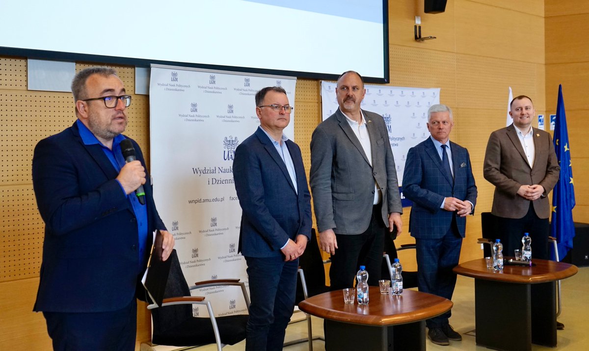 SabinaDachowska's tweet photo. Spotkanie przew. #SKON dr @GrzybAndrzej
posłów Sejmowej Komisji Obrony Narodowej ze studentami Wydział Nauk Politycznych i Dziennikarstwa UAM Uniwersytetu im. Adama Mickiewicza w Poznaniu #SKON #WNPiD #UAM #Poznań
@nowePSL https://t.co/0l5dmd13QN
