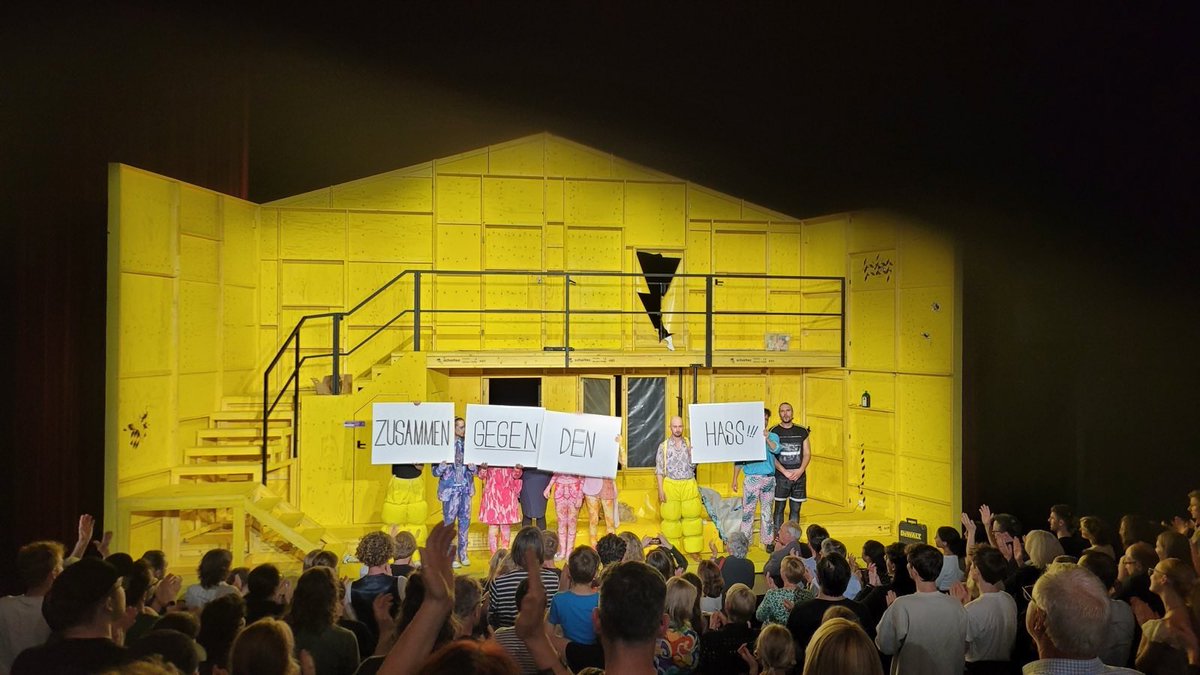 BelitOnay's tweet image. Wir sind mehr: in Hannover, Deutschland und Europa. Rassismus und Hass lauern auch dort, wo man es nicht nicht auf den ersten Blick vermutet. Lasst uns wachsam sein und entschlossen. Auch bei der Europawahl am 9.6. (BO) #hannoverzeigthaltung