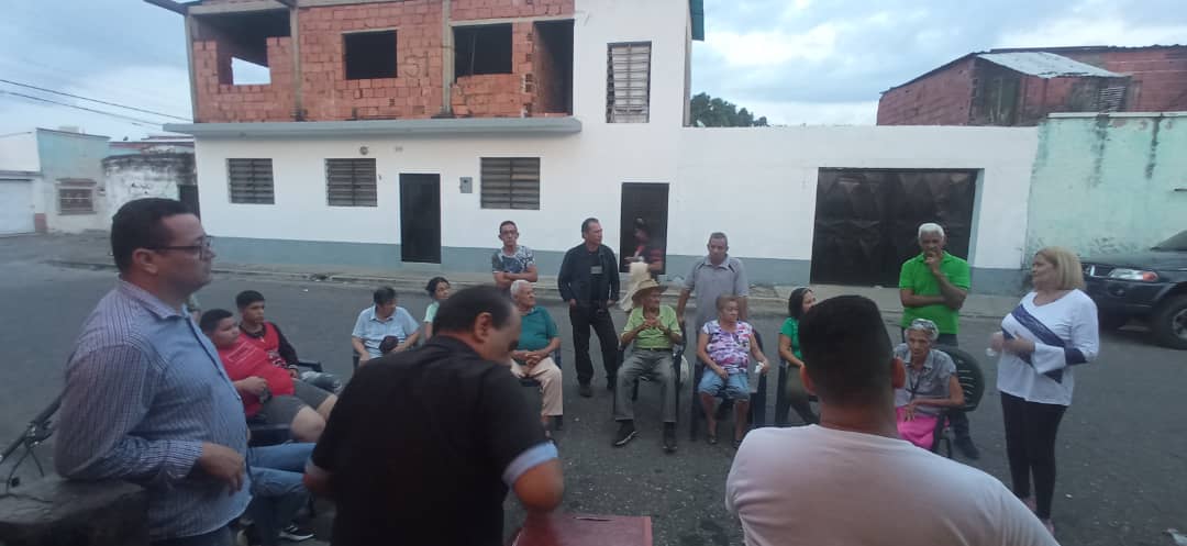 Hoy 24/05/24 a las 6:30 pm juramentación del comandito del centro electoral romero García en compañía del diputado <a href="/romnyflores/">Romny Flores</a>  y nuestra secretaria general municipal <a href="/oliscaa/">Olisca Calvo.</a>  con Edmundo para todo el mundo en unidad a votar en la tarjeta de la MUD la de la manito
