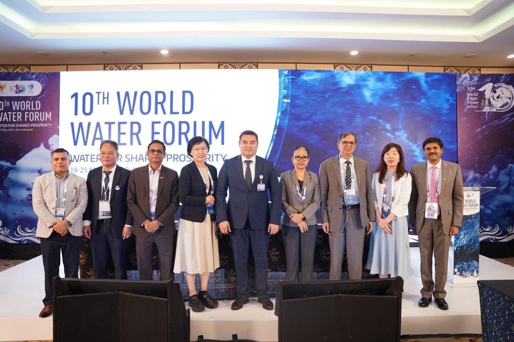 Glacial melt is a reality that will impact more than 2 billion people in #Asia. #ClimateChange is leading to more severe droughts and floods. 🌐#10thWorldWaterForum highlighted the need for transboundary cooperation to tackle glacial melt. @IWMI_ ➡️ buff.ly/3R0BGhP