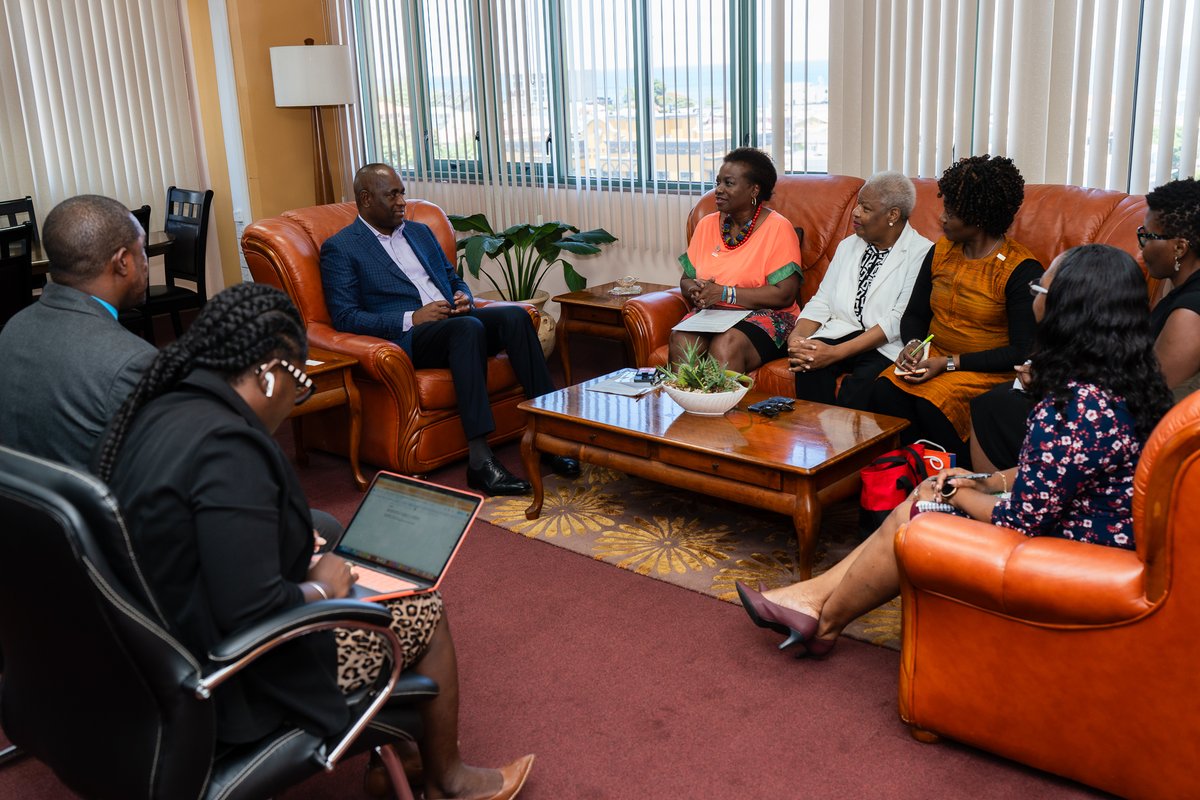 It was a pleasure to meet Hon. Prime Minister Roosevelt Skerrit and thank him for the partnership between @UNFPA and #Dominica, a champion of climate resilience in #SIDS. Our work to safeguard the health and wellbeing of women and girls is helping the country #BuildBackEqual.