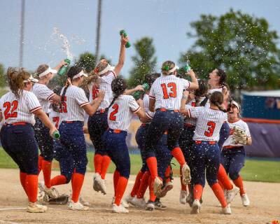 Onto the next ….. sectionals! Wednesday can’t come soon enough! #sophmoreyear #gopanthers #37yearsinthemaking #regionalchamps #thisteamthisyear <a href="/OHSPantherSB/">Oswego Softball</a> <a href="/OHS_GoPanthers/">OHS Athletics</a>