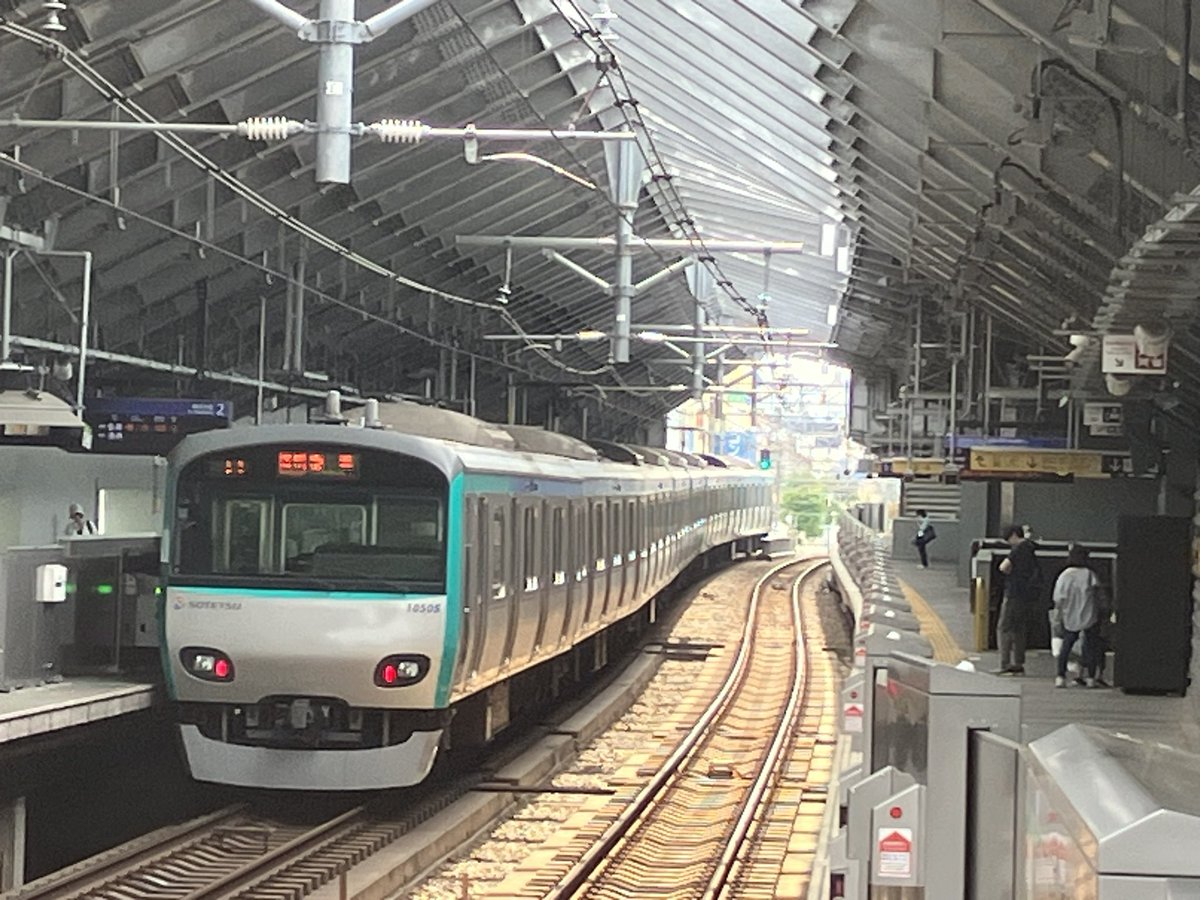 2024 5/25 天王町駅にて
11ゥ10705×8 各停 横浜 懐かしの若草版
8711fに被られるかと思いましたがギリギリ被られませんでした😅