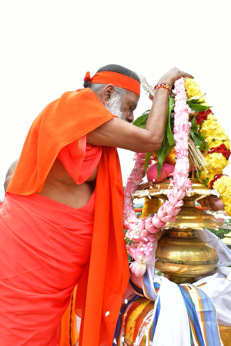 SgsSwamiji's tweet photo. Maha Kumbhabhisheka • 25th Anniversary of Sri Datta Venkateshwara Kshetra • 24 May 2024
#sridattavenkata #sdvt #venkateshwara #temple #sgsswamiji https://t.co/tWd0IhkxGL