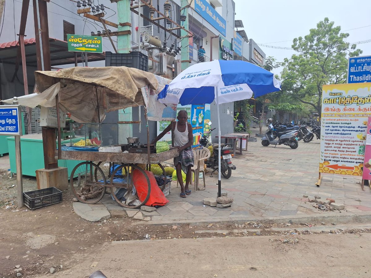 நடைபாதை சிறு வியாபாரிகளுக்கு அவர்கள் வேண்டுகோளுக்கிணங்க நிழற்குடைகளை வழங்கியபோது. உடன் மாநகர திமுக செயலாளர் திரு. ஆனந்தசேகரன், பகுதி செயலாளர் திரு. ரவீந்திரன் உள்ளிட்டோர். @mkstalin @Udhaystalin @KanimozhiDMK