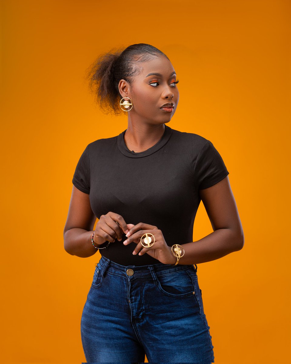 VixuCom's tweet photo. En tant que femme de couleur noire à la silhouette moyenne avec des traits fins, j’incarne une beauté unique et diversifiée.
👉https://t.co/y5e8dogjkH https://t.co/TyYq0kBnqn