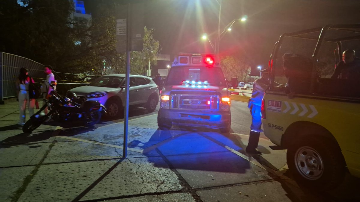 Árbol cae sobre vehículo cerca de la Facultad de Medicina en San Luis Potosí Los fuertes vientos en la capital causaron la caída de un árbol sobre un vehículo afuera de la Facultad de Medicina. Elementos de la Policía Municipal y una ambulancia están en el lugar, mientras se