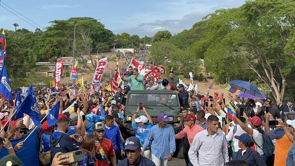 Recibimos al presidente <a href="/nicolasmaduro/">Nicolás Maduro</a> en nuestro estado Bolívar, para recorrer las calles junto a nuestro pueblo guerrero, que hoy más que nunca sigue creyendo en la Revolución Bolivariana y en Venezuela como un país de grandes oportunidades. ¡Venceremos bigote! <a href="/OviedoPSUV/">Tito Oviedo</a>