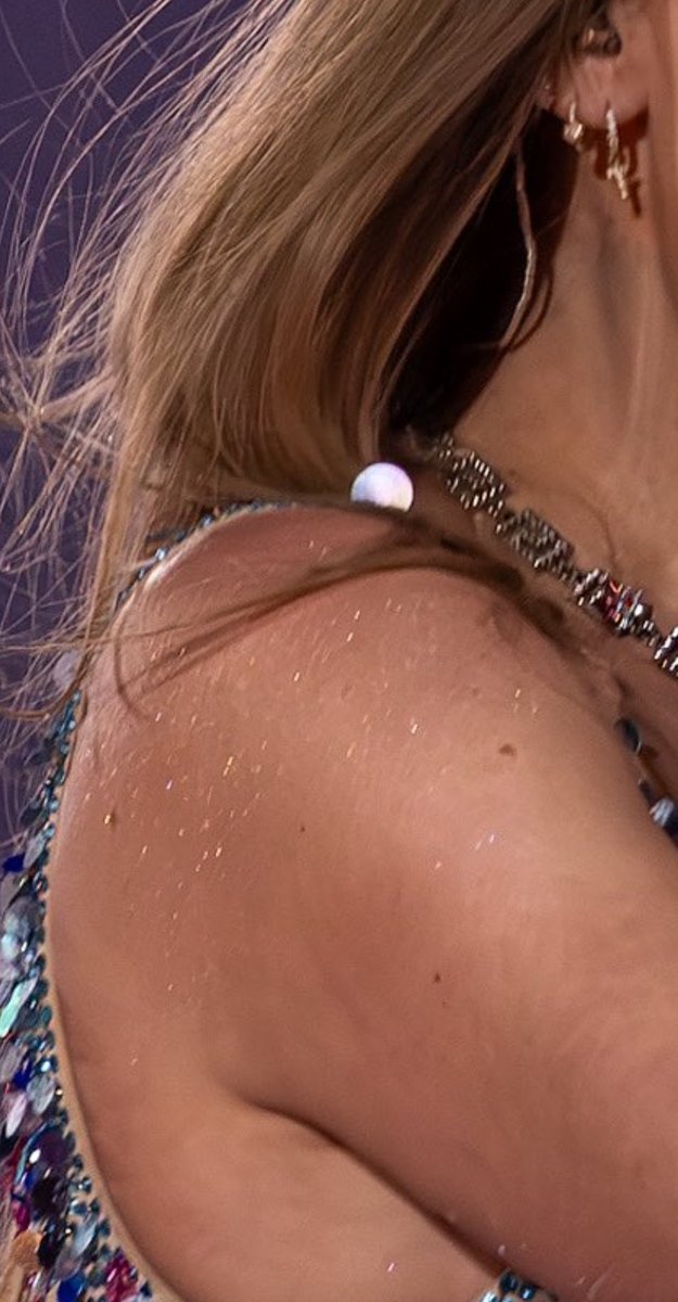 She….wears….body…glitter?? Why am I just seeing this?? 🤩