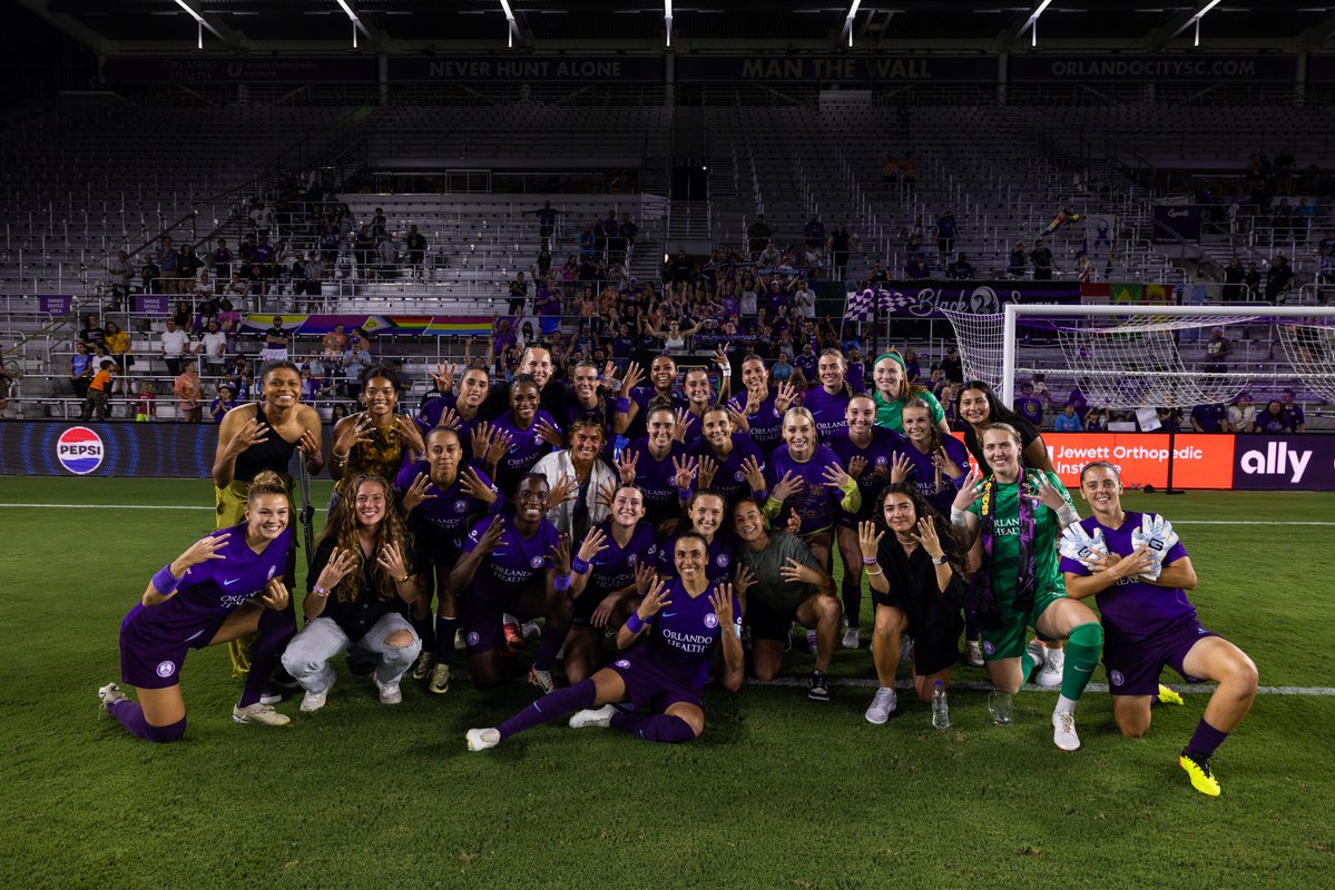 ORLPride's tweet image. Throwin' up the 8's for a record-breaking night 💜