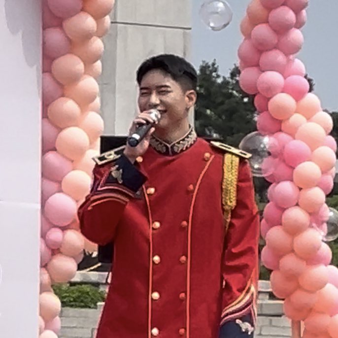 이 사이에 1년 있어요 
이젠 병장이래 .... 눙물