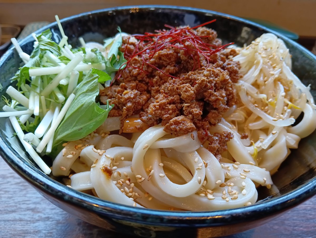 今日のお昼はちょっと早めに
所沢市下富にある柿屋うどんで
冷やし担々うどん大盛り！
めちゃめちゃ美味しかったです！😋