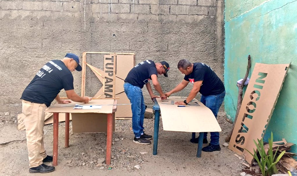 En el Edo. Yaracuy, Gonzalo Chirinos, Resp. Regional de Organización, junto a <a href="/JairoSantos_MRT/">JairoSantos_MRT</a> Resp. del <a href="/BloqCentroOccid/">BloqCentroOccidental_MRT</a> y José Pérez, Resp. de Formación del Bloque, trabajan en la realización de plantillas para fortalecer nuestra jornada #PintandoVictoria 🎨

<a href="/NicolasMaduro/">Nicolás Maduro</a>