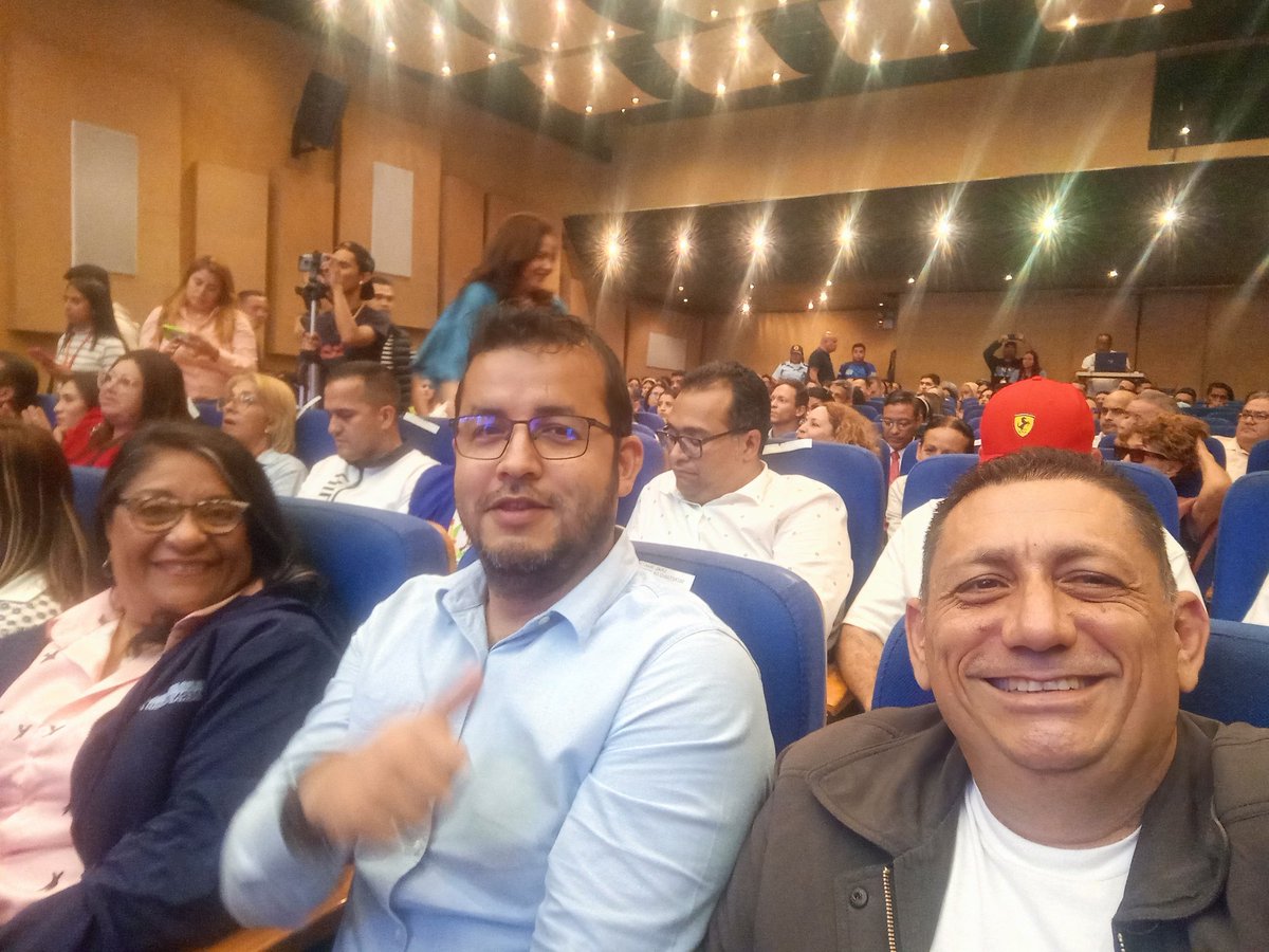 Acompañé al gobernador <a href="/AdolfoP_Oficial/">Adolfo Pereira Gobernador</a> en la presentación de dos libros del poeta y  Fiscal General <a href="/TarekWiliamSaab/">Tarek William Saab</a> en el marco  del segundo día de la #Filven Lara con #VerdadDePueblo.

<a href="/NicolasMaduro/">Nicolás Maduro</a> 
<a href="/VillegasPoljak/">Ernesto Villegas Poljak</a> 
<a href="/_LaAvanzadora/">Yelitze Santaella</a> 
@MPPEDUCACION 
<a href="/cdcelara/">LaraEducativa</a> 
<a href="/Educacionlara/">Educación Lara</a>