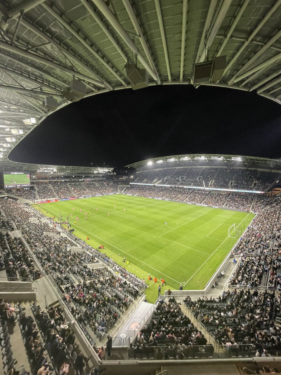kamran_nia's tweet photo. Los Angeles on: 
- Thursday: Angel City and San Diego Wave
- Friday: Indiana Fever and Los Angeles Sparks

Both stadiums packed 🏟️ 

Women’s sports 📈 https://t.co/6wJuOcV2gy