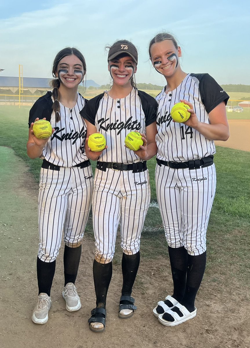 tahs_softball's tweet image. The Knights punch their ticket to VHSL class 3 state tournament with a victory over Spotswood  15-0.  Several 💣tonight from @Kaydence006 @ReaghanW13 @PropstHarleigh 
TA will host Broadway for the Regional championship at home Tuesday @ 6:00.