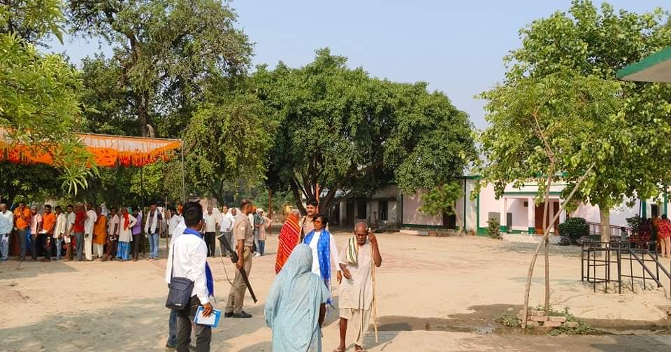 अतरौलिया विधानसभा में बूथ विजिट करते हुऐ। डॉ इंदु चौधरी लालगंज लोकसभा प्रत्याशी बीएसपी।