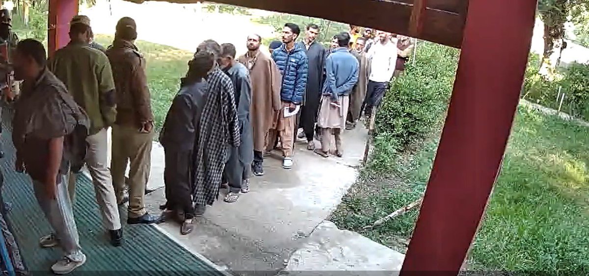 airnews_abad's tweet image. ▶️કુલગામમાં સવારે ૭:૦૦  વાગ્યાથી સમગ્ર જિલ્લામાં મતદારોની લાંબી કતારો જોવા મળી. 

#loksabha2024elections @diprjk @DcKulgam @DivComKash #kulgam #phase6 

📷@ceo_UTJK