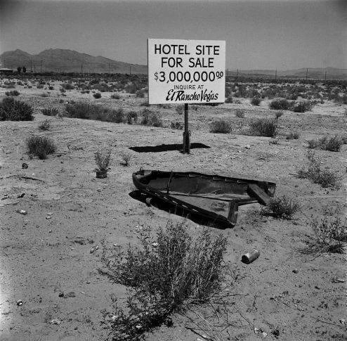 Collection of some interesting images and stories [Thread 🧵👇] 1. What is now the fully developed Las Vegas strip, 1955.