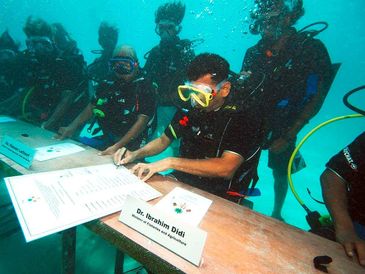 5. When the maldivian president held the world's first underwater cabinet meeting to sign a climate change SOs.