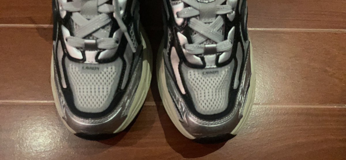 昨天心心念念的鞋子到了，结果鞋头是歪的。直接京东售后了，好在过程顺利，已经在退换的路上了。😁