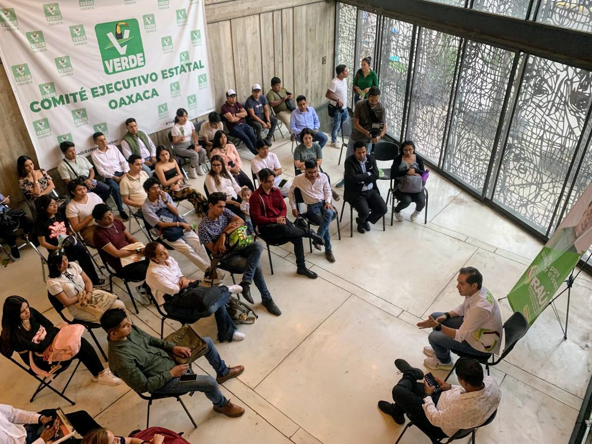 RaulBCCue's tweet photo. Me reúno esta tarde con jóvenes del @partidoverde_oa y escucho sus principales inquietudes. Como candidato a #DiputadoFederal del #DistritoVIII y político de la nueva generación, tengo el compromiso de trabajar en su favor, con #HechosParaTransformarAOaxaca. https://t.co/XVpAEXmLHk