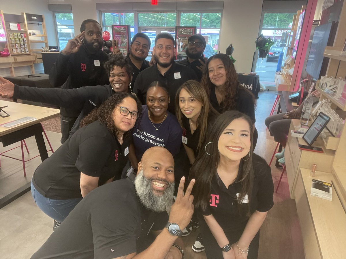 marcella_duenas's tweet image. Evergreen park is officially an Experience Store!ready to provide tailored customer service to all of our customers! have some of the best talent here and it’s time to hit the gas pedal and begin this exciting journey🏆Launch event was a success! 🎖️#ChicagoMOB #Southside #CLC