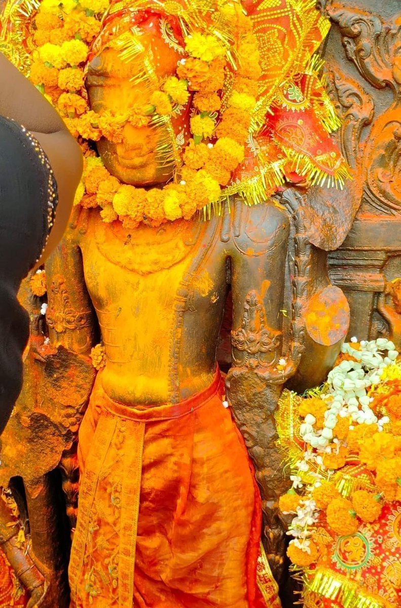 यह बुद्ध प्रतिमा बिहार के औरंगाबाद देव सुर्य मंदिर का है जो मंदिर से निकाल कर मंदिर के गेट पर रख दिया गया है। सच्चाई यह है कि जब वैदिक धर्म के लोगों की मानसिकता बेनकाब होते हैं तो वे यही करते हैं।