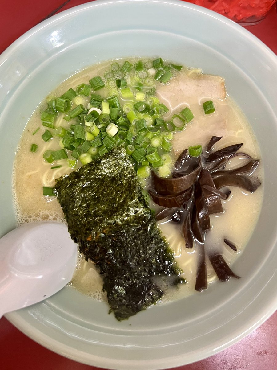 博多ばってんラーメン@戸越
ラーメン、替え玉

品川区民の博多豚骨といえばのこちら。
20年くらいぶりに来ました。
ここの店主、福岡で30年くらいお店やっていて、時期的に君津に豚骨が伝わった頃と被っているので製法等似たところがあるのかな。
細かくは覚えていないが記憶通りの一杯。