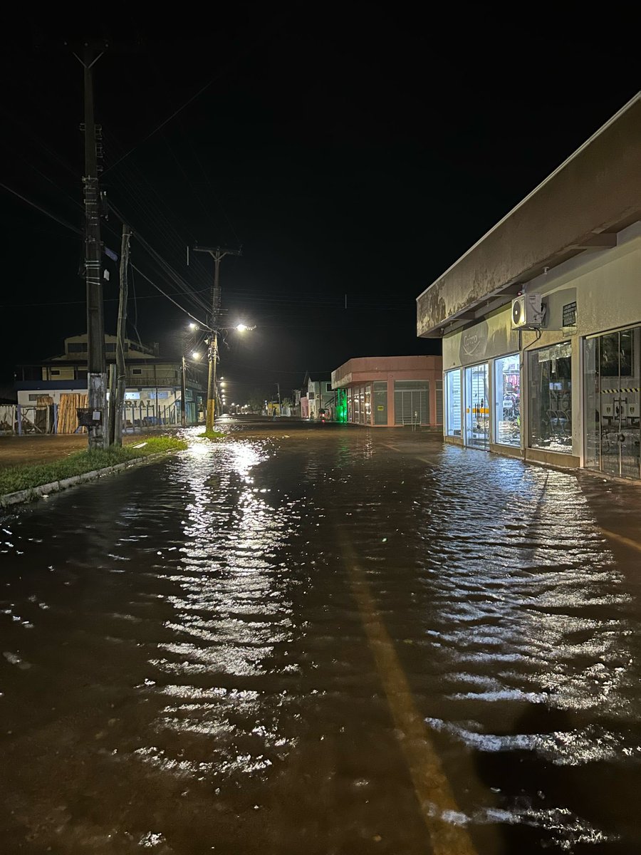 metsul's tweet photo. AGORA | Palmares do Sul enfrenta a sua terceira enchente em 20 dias nesta noite. Cidade está junto ao Norte da Lagoa dos Patos e vento forte de Sul empurrou a água rumo ao município. https://t.co/mjwO21UDn8