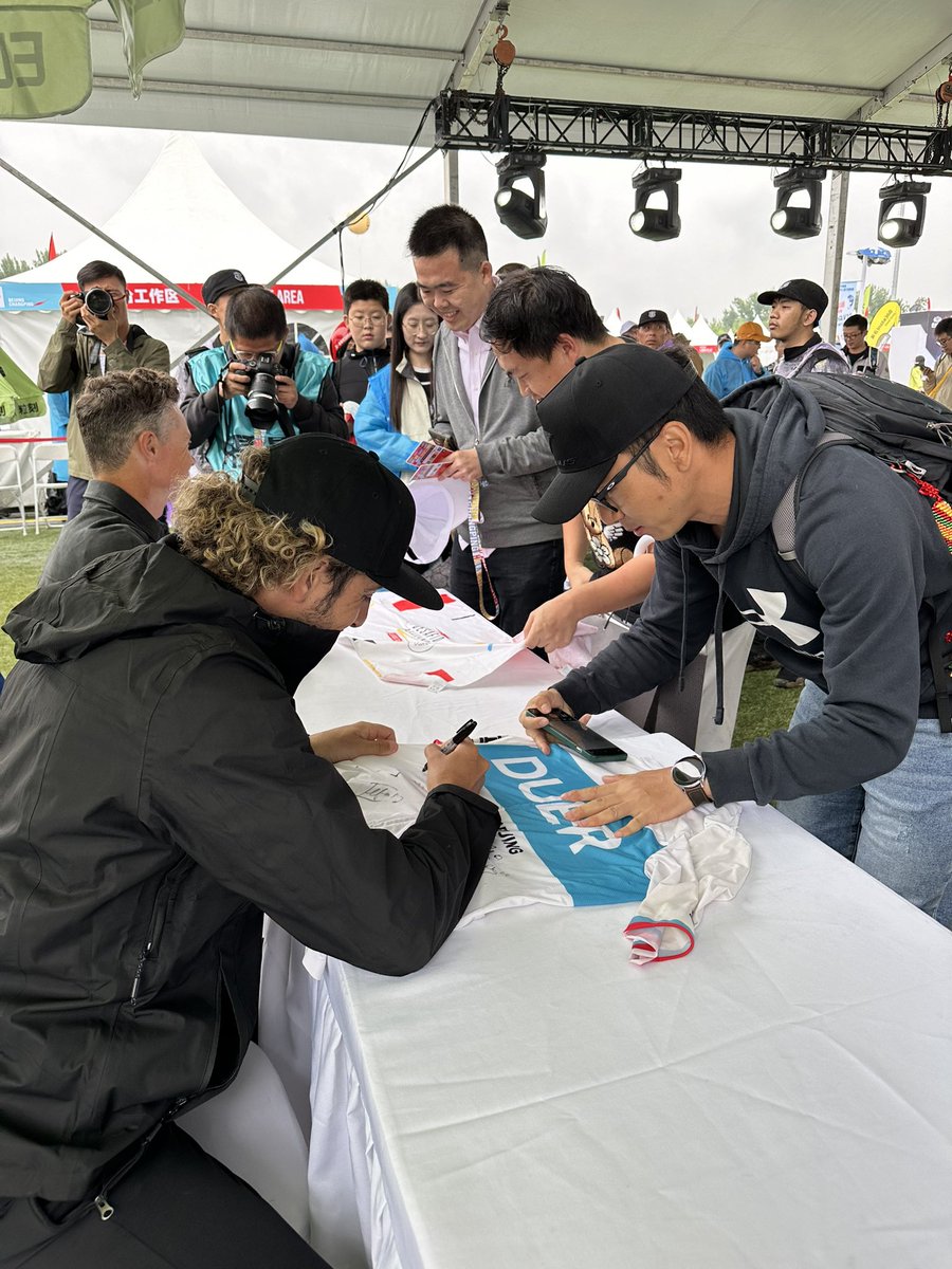 FabioAru1's tweet photo. ✍️ time in Changping!
#desafiochinabylavuelta 
@lavuelta https://t.co/Y8tKEZcYNd