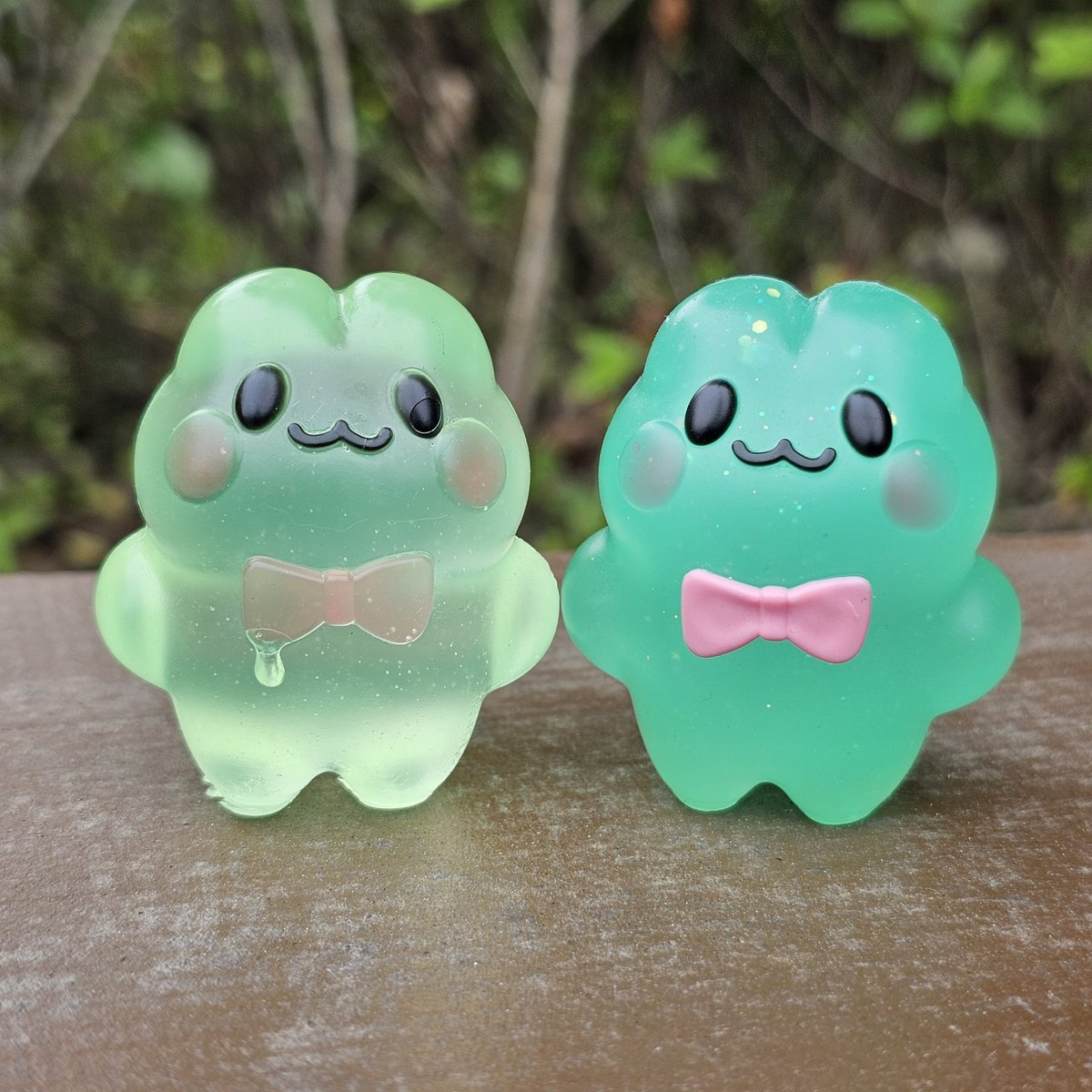 sosohan611004's tweet photo. RT+팔로우
먼지개굴이 아트토이 실패작 버릴까 하다가 이벤트 나눔합니다 온니원 색상

🐸1번 먼지개굴이는 투명하고 슬라임같아요  리본밑에 흘러내린부분 때문에 더욱 젤리같은

🐸2번 먼지개굴이는 야광+반짝이 먼지개굴이 입니다

두 분 랜덤추첨 인용에 원하시는 개굴이 적어주셔도 됩니다

6/16 https://t.co/xvY3DMOfBc