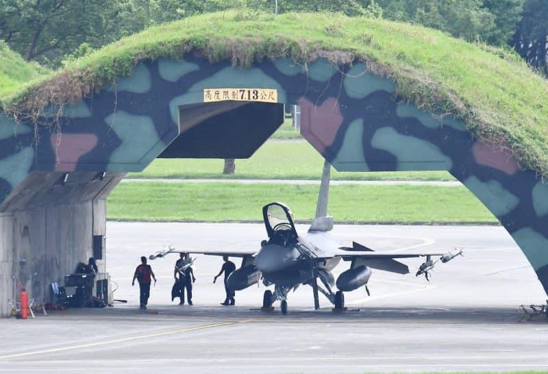 🚨Update: Taiwan Air Force prepares 10x F-16 fighter jets to activated and scramble when  Chinese aircraft enter the defense zone!! 

F-16s were seen loaded with air-to-air missiles at the Hualien air base in eastern Taiwan!