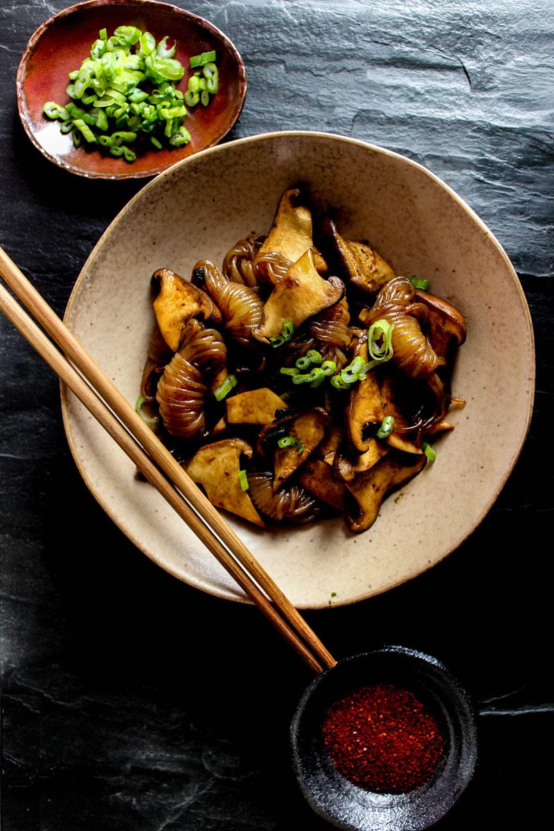 Black Garlic Shirataki Noodles with Mushrooms Recipe: pupswithchopsticks.com/black-garlic-s… #foodie #Nomnom #asianrecipes #asianfood
