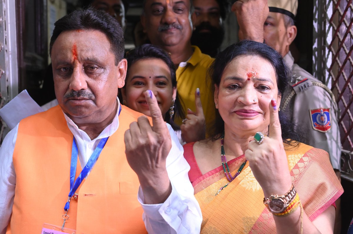 Chandni Chowk Candidate Praveen Khandelwal shows his inked finger after casting his vote for the sixth phase of #LokSabhaElectoins2024 #LokSabhaDelhiVotes @aggarwalm07