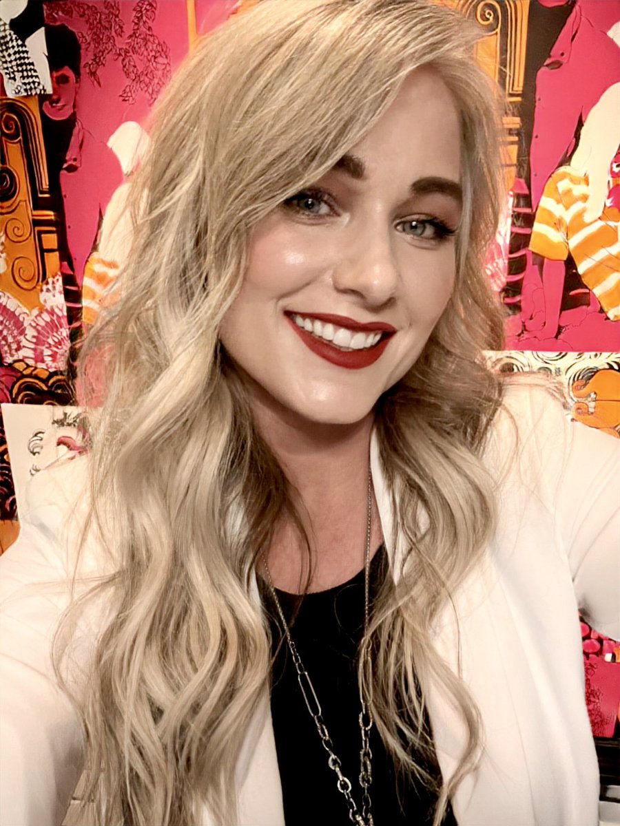 NatalieVArtist's tweet photo. Smiling into the weekend… #goodvibes https://t.co/8Ye7JyP571
