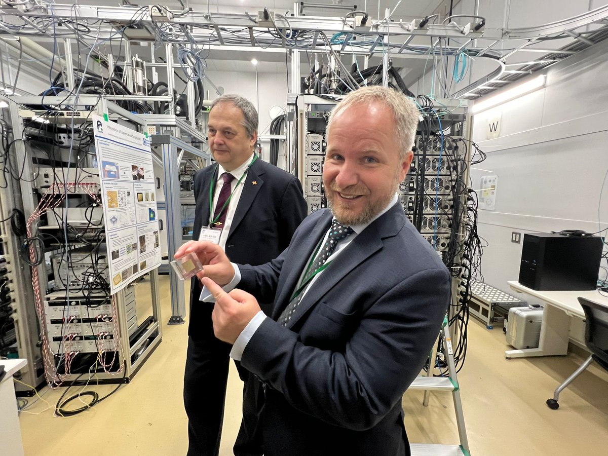 Holding a critical component of a quantum computer —a 64-qubit chip developed by RIKEN, Japan — in your hand is quite a unique feeling... 🖖🖐️🔬 #QuantumComputing #RIKEN #Innovation #QuantumTech