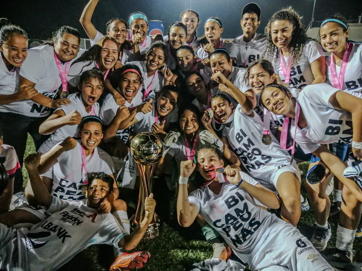 Diario Co Latino (@diariocolatino) on Twitter photo <a href="/AlianzaWomen/">Alianza Women F.C.</a> Así celebra <a href="/AlianzaWomen/">Alianza Women F.C.</a> su presea.
Foto:Diario Co Latino /Samuel Amaya. <a href="/AlianzaWomen/">Alianza Women F.C.</a> Así celebra <a href="/AlianzaWomen/">Alianza Women F.C.</a> su presea.
Foto:Diario Co Latino /Samuel Amaya.