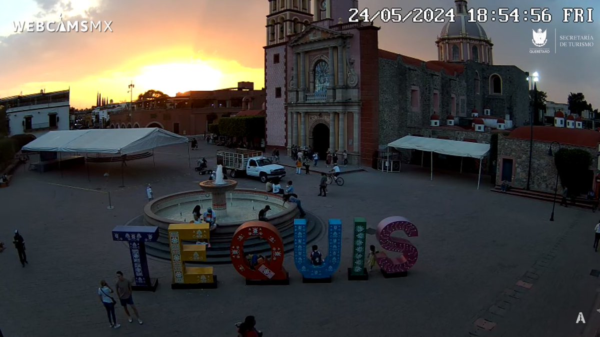 Los colores del atardecer en el hermoso #PuebloMágico de #Tequisquiapan, #Querétaro. Vista: Plaza Principal. Vía: @QroTravel. webcamsdemexico.com/webcam/tequisq…