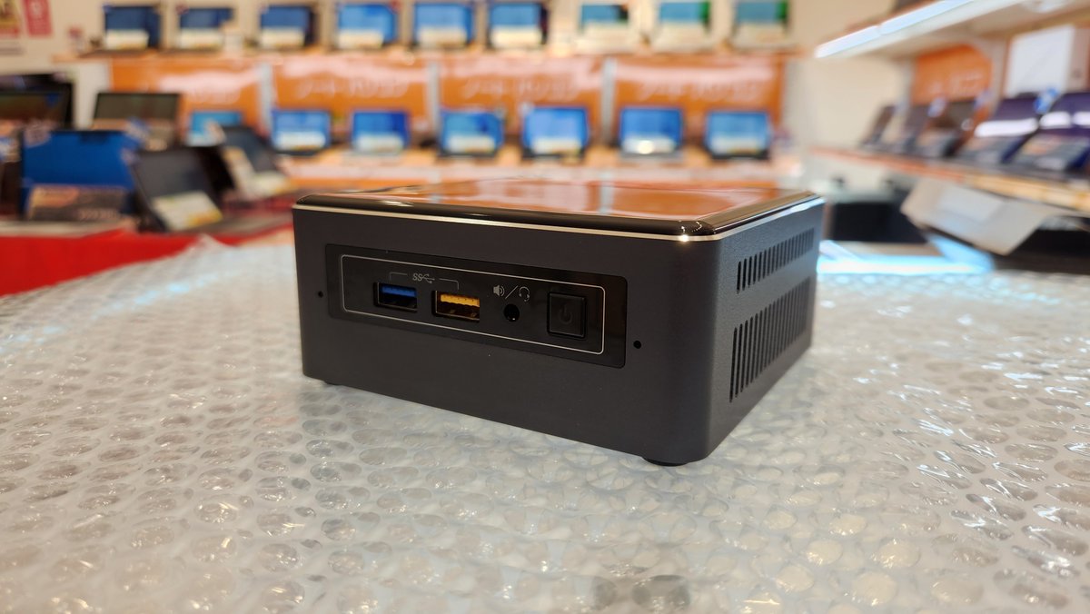 #PCコンフル なんばマルイ店です。

💻Intel NUC💻
ミニPCの中でもコンパクトなモデル
✅i7 7567U
✅16GBメモリ
✅256GB SSD

Proライセンスのためリモートデスクトップが使用できます
ディスプレイは繋がずTailscaleなどをインストールしてリモート利用するのに最適かも⁉

来店お待ちしております😃