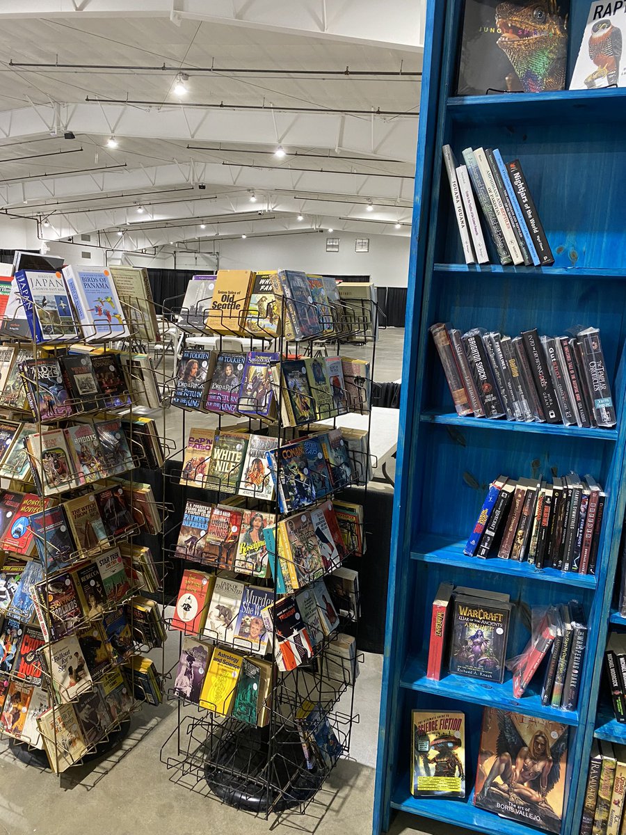 akhamlet's tweet photo. More pics from my pop up bookstore at @HanabiCon this weekend https://t.co/s2iAILMl7Y