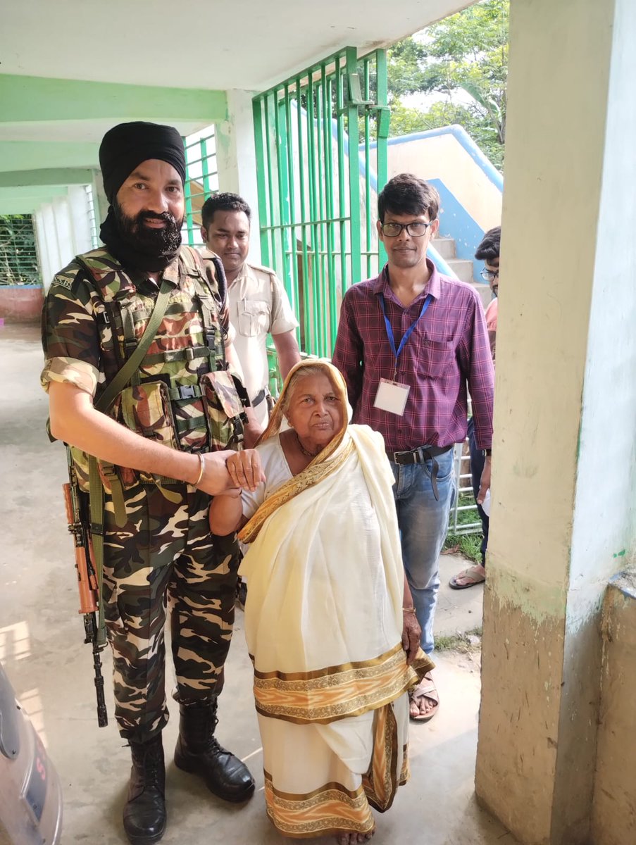 Aged Elector being assisted by CAPF personnel to move towards the Polling Station of Daspur II block under Paschim Medinipur district, West Bengal. #ChunavKaParv #DeskKaGarv #Election2024 #IVote4Sure @ECISVEEP @SpokespersonECI @rajivkumarec @anuj_chandak